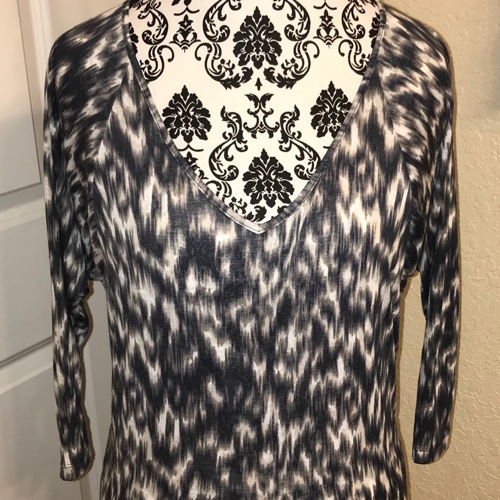 Express extra small black-and-white leopard shirt - Picture 2 of 4